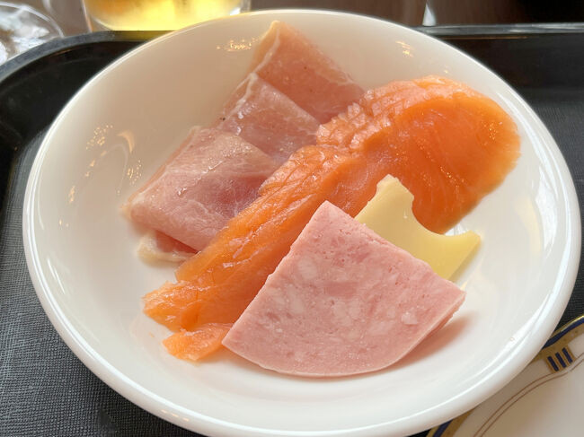 朝食 ワインがすすみます
