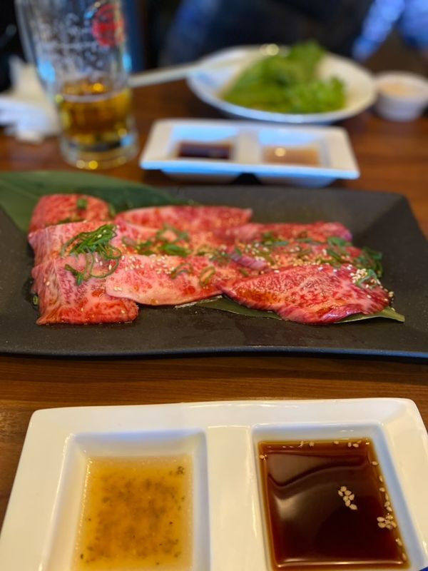 「炭火焼肉 琉宮苑」の焼肉。宮古牛はここならではのグルメ / 1