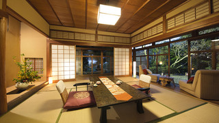 スーペリア 4 人部屋 ベッド (複数台) 共用バスルーム