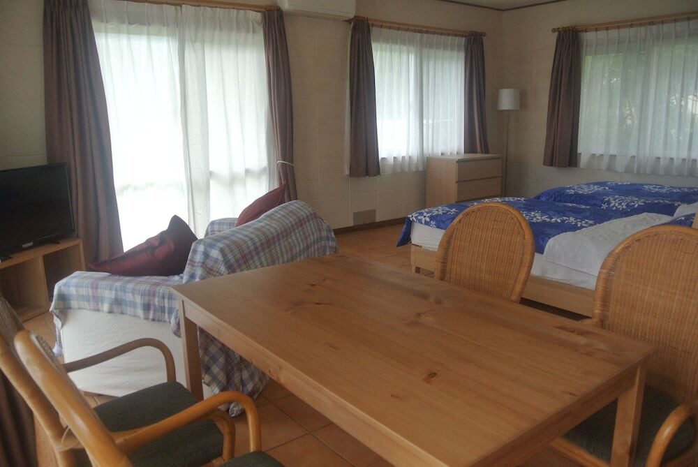 客室内のダイニングエリア