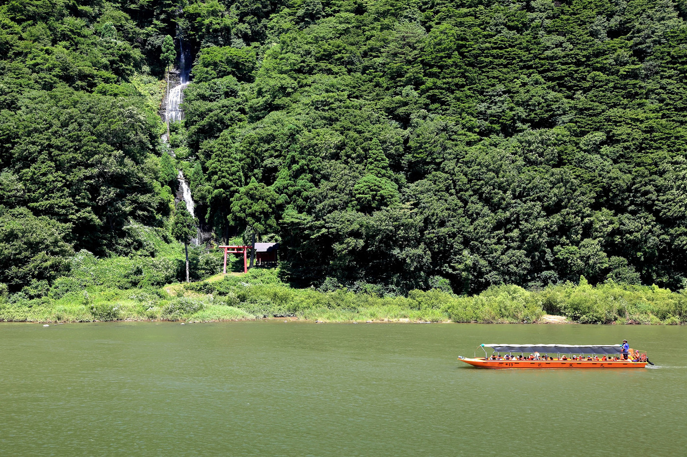 最上川舟下り　白糸の滝