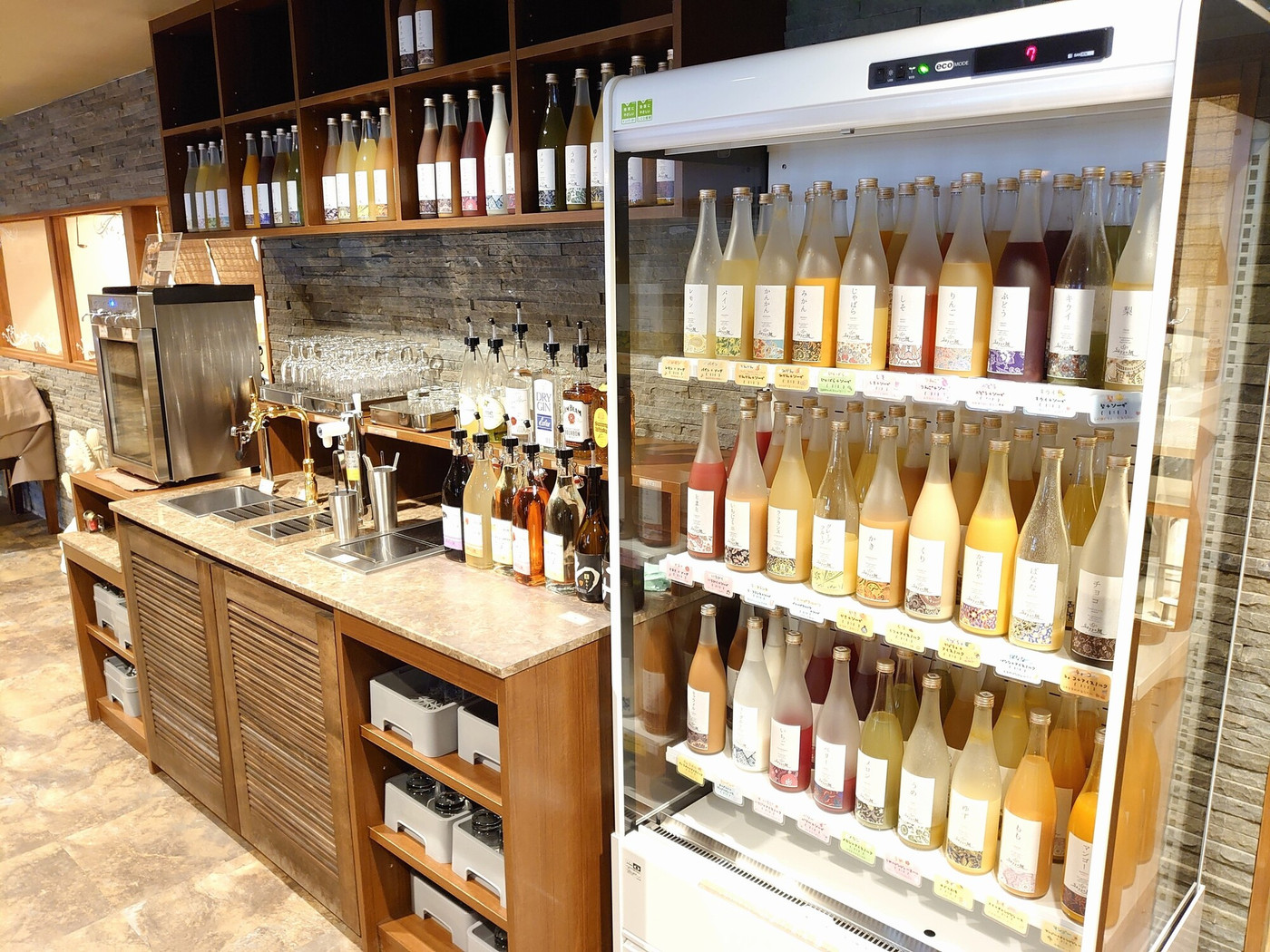 バリの風が吹く館内でおもいっきり飲んで、遊べる！4772445