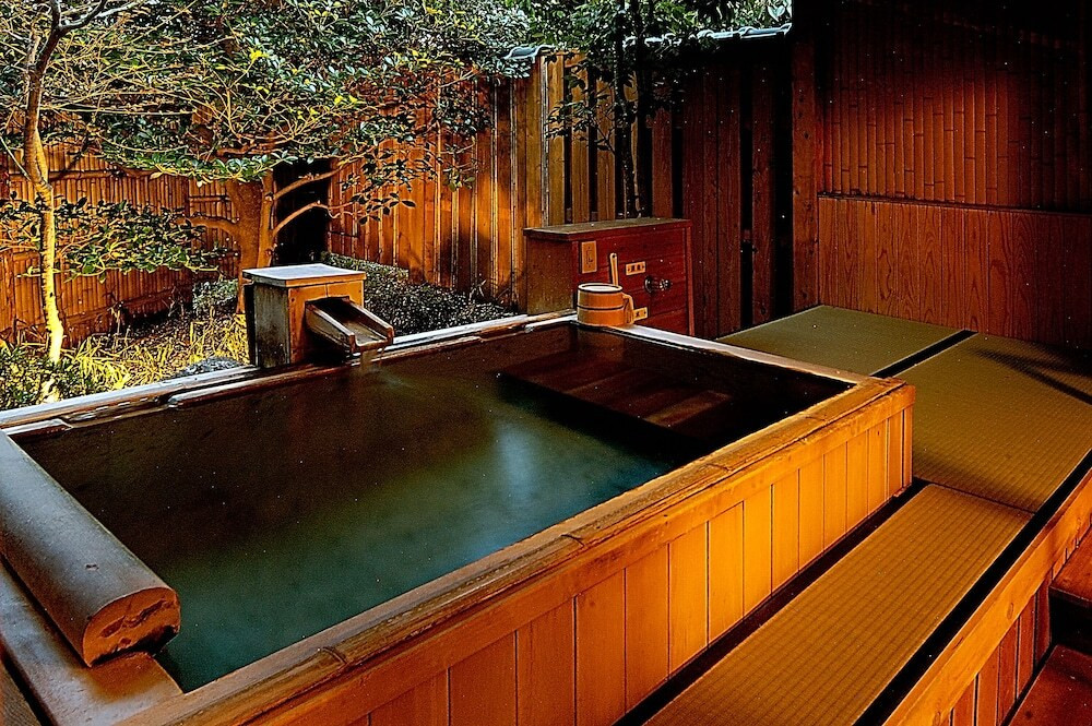 数寄屋造りの離れの客室で、おこもり温泉ステイ4009998