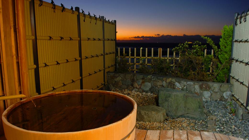 海を身近に感じながら
土肥温泉につかる贅沢 / 1