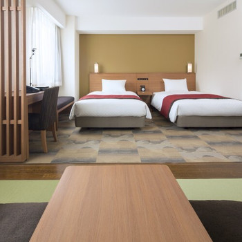 靴を脱いで裸足でくつろぐファミリールーム4069187