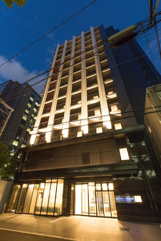 施設の正面 (日没後)