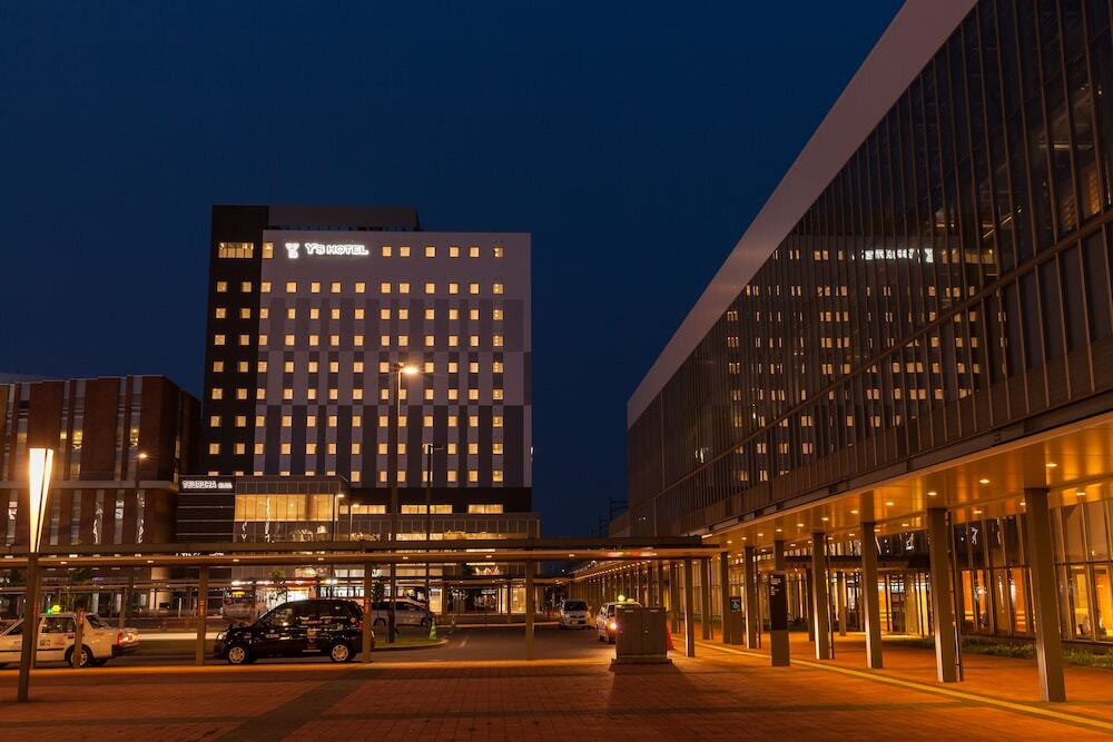 施設の正面 (日没後)