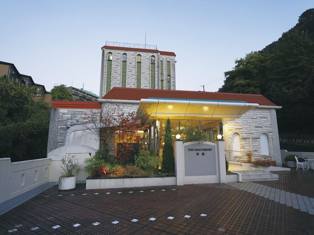 施設の正面 (日没後)