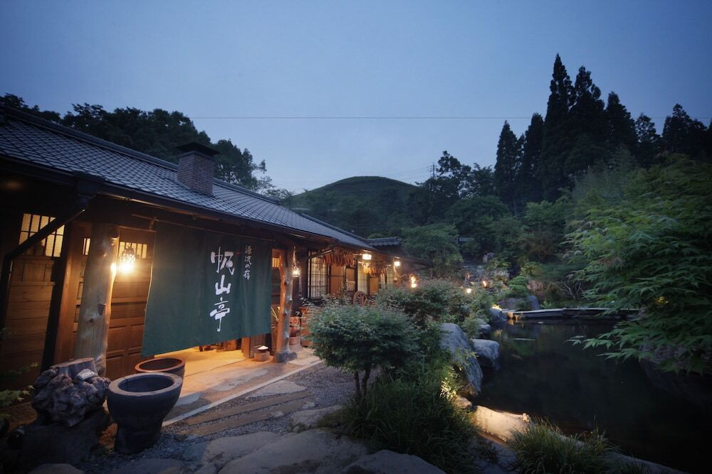 施設の正面 (日没後)