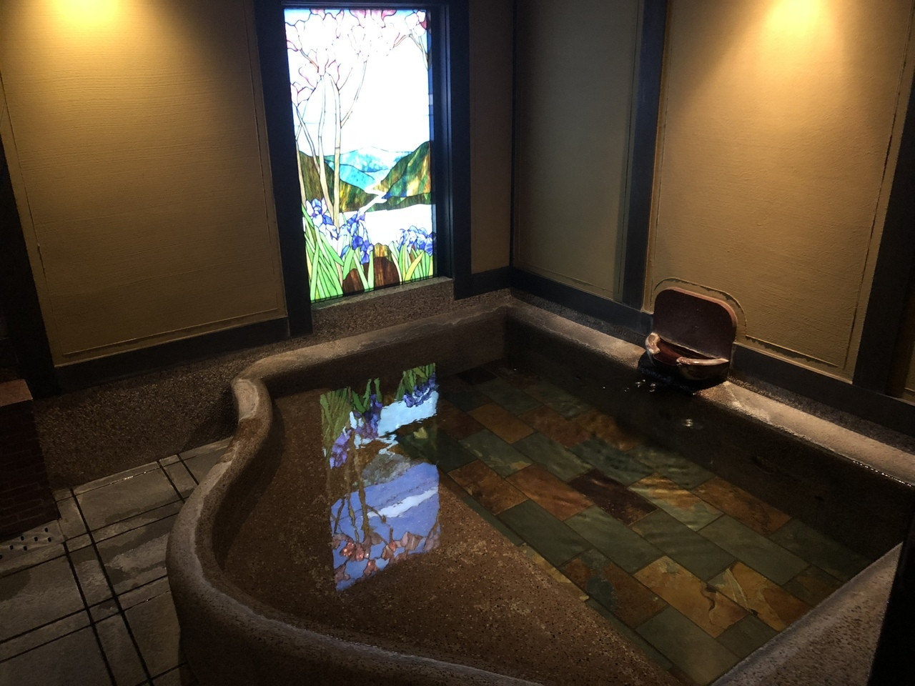 高原の木立の中に佇む静かなホテル3521625