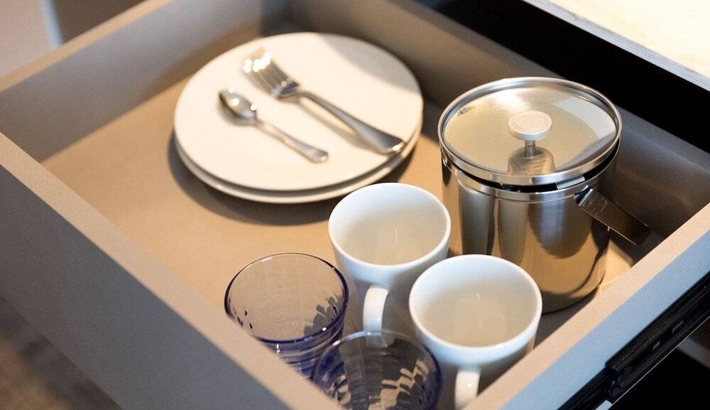 客室内の食器 / 3