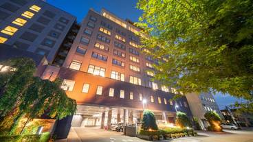 施設の正面 (日没後) / 1