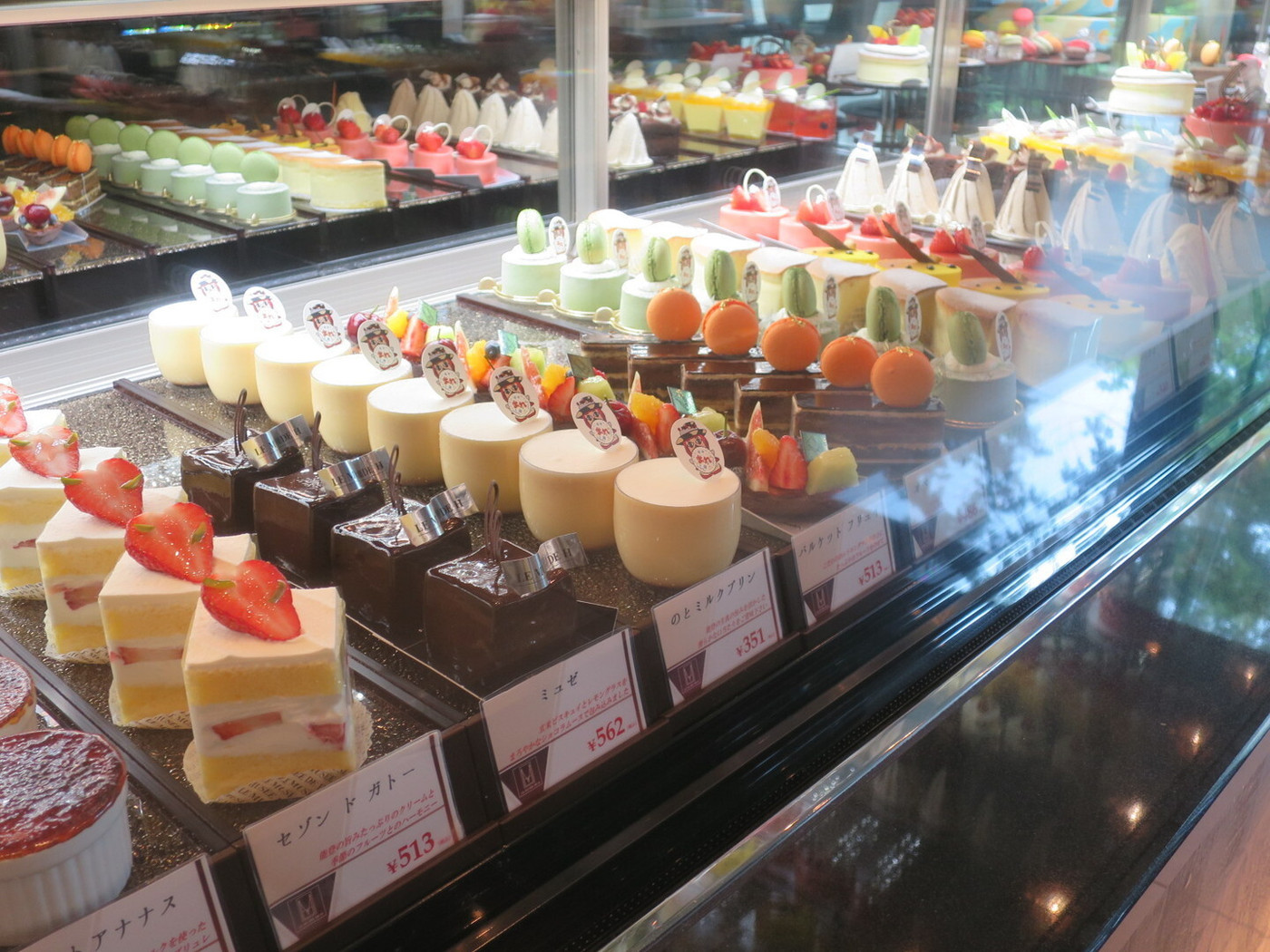 「ル ミュゼ ドゥ アッシュ　KANAZAWA」料理 45625 たくさん並んだケーキ