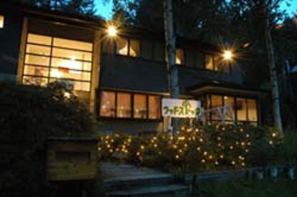 施設の正面 (日没後)