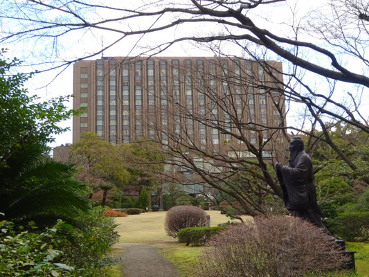 大隈庭園側から見たホテル外観。