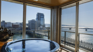 [湖側] 23年3月リニューアル - 5階·展望風呂付きツインルーム 禁煙