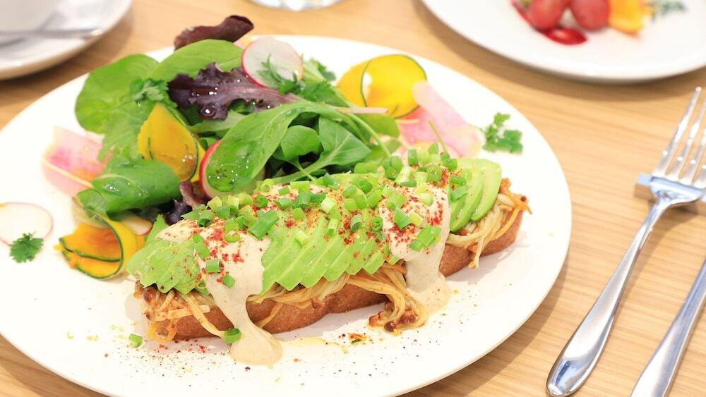 アボカドと発酵キノコのパニーニ