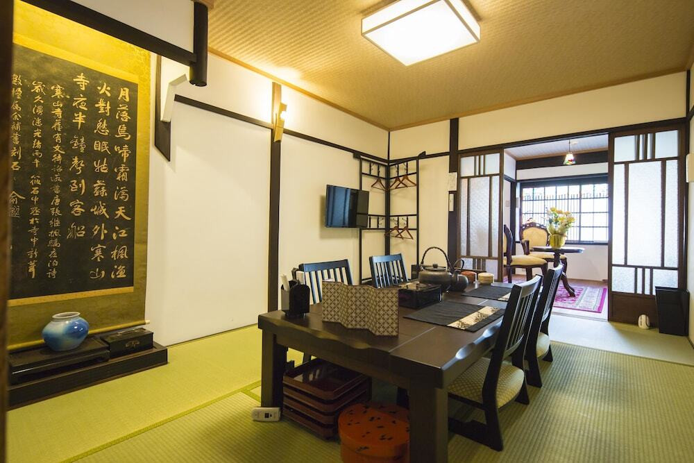 客室内のダイニングエリア