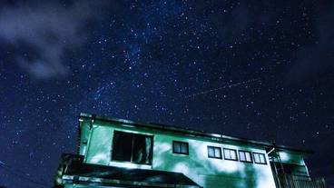 施設の正面 (日没後) / 3