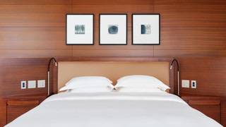 クラブ ルーム キングベッド 1 台 (Premium)