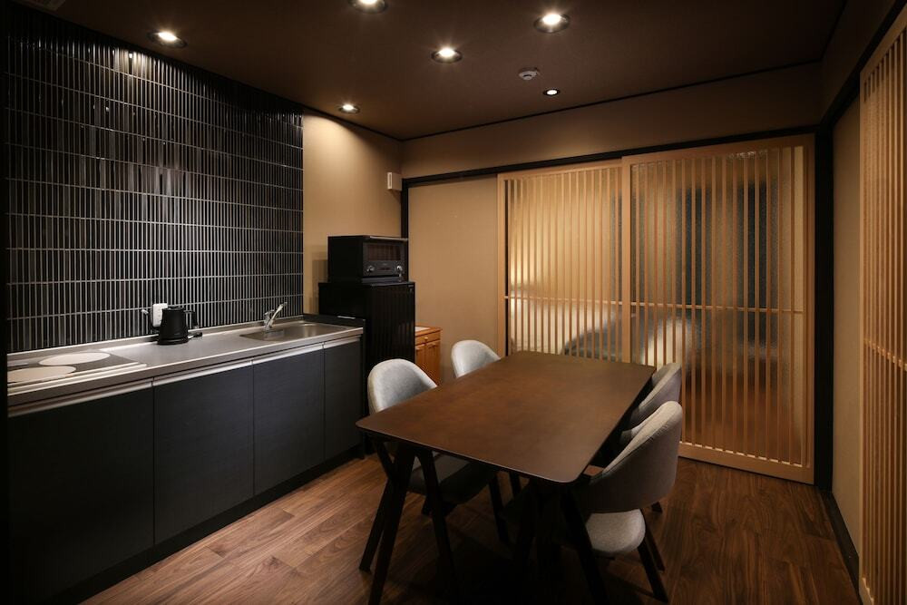 客室内のダイニングエリア