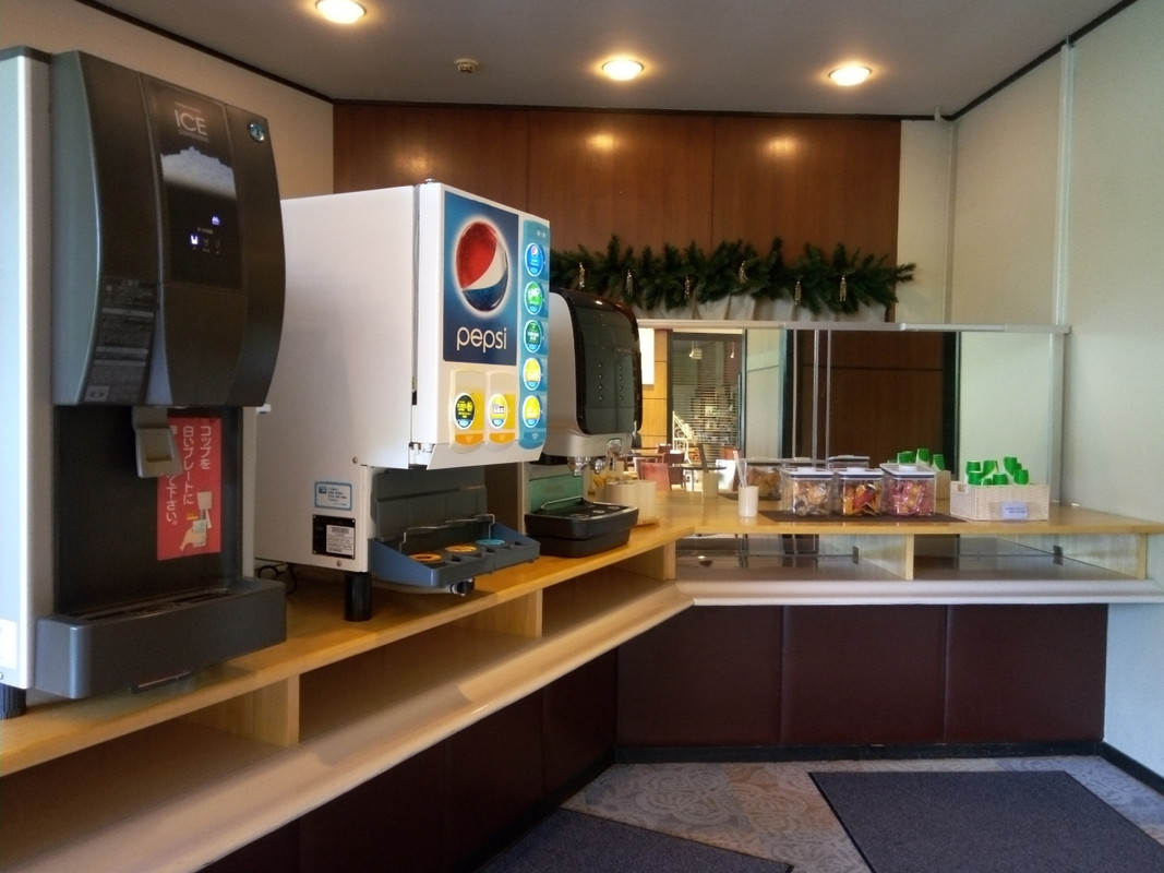 ロビーの、お菓子・ドリンクコーナーです。