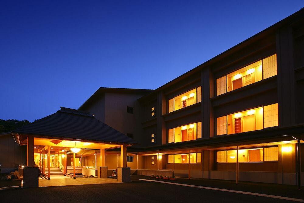 施設の正面 (日没後)