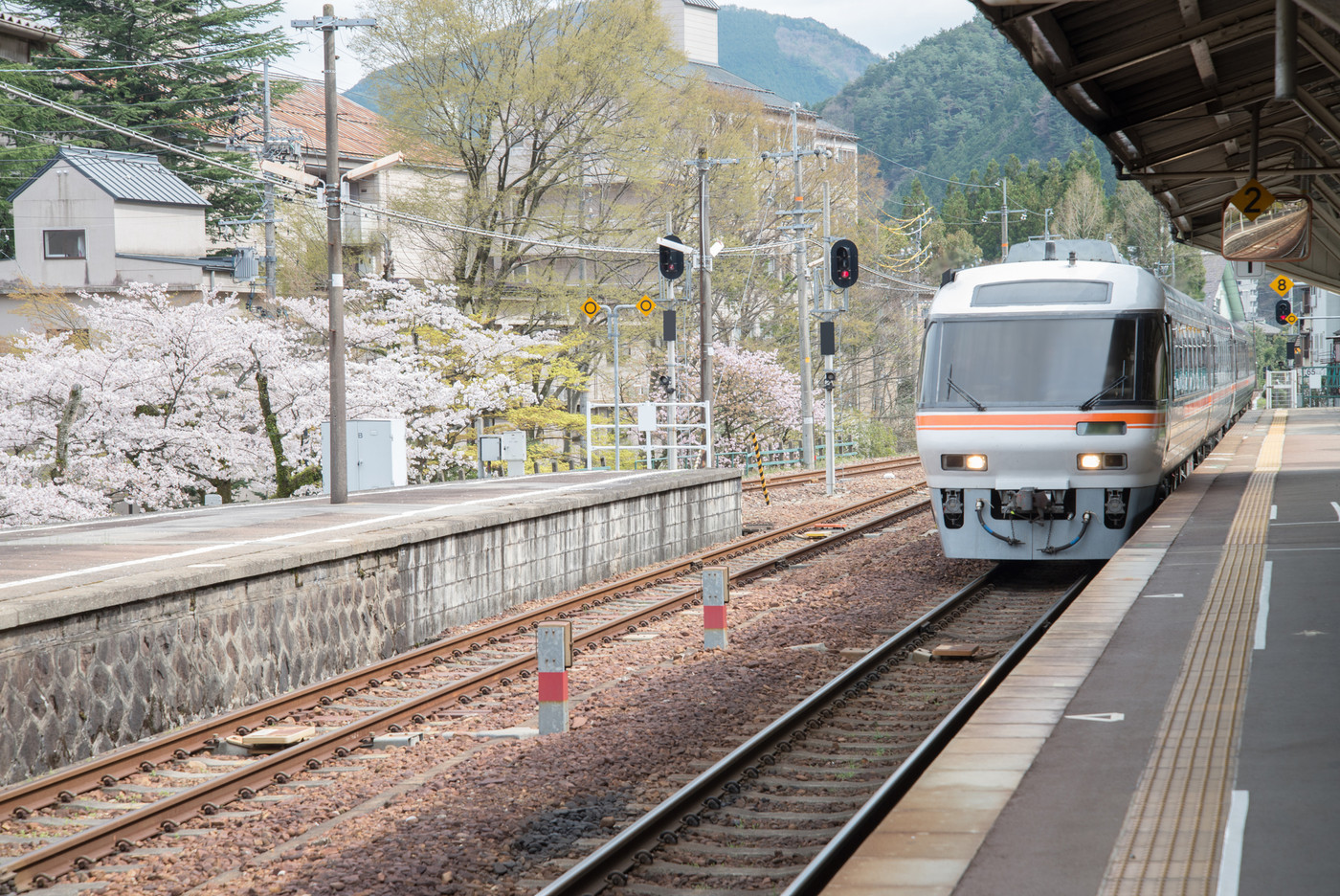 The train is coming to platform at Gero Station.
