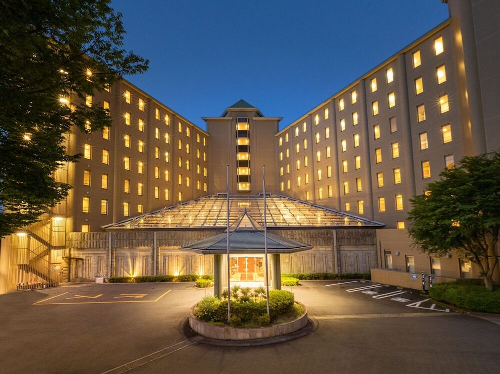 施設の正面 (日没後)