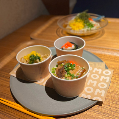 平麺・ふーちばー麺・もずく麺・イカスミ麺の中から
3種類好きな麺を選んで、トッピング自由。トッピングは、ソーキや三枚肉、ゆし豆腐や海ぶどう、アーサーなど沖縄らしいものがたくさん。 / 1