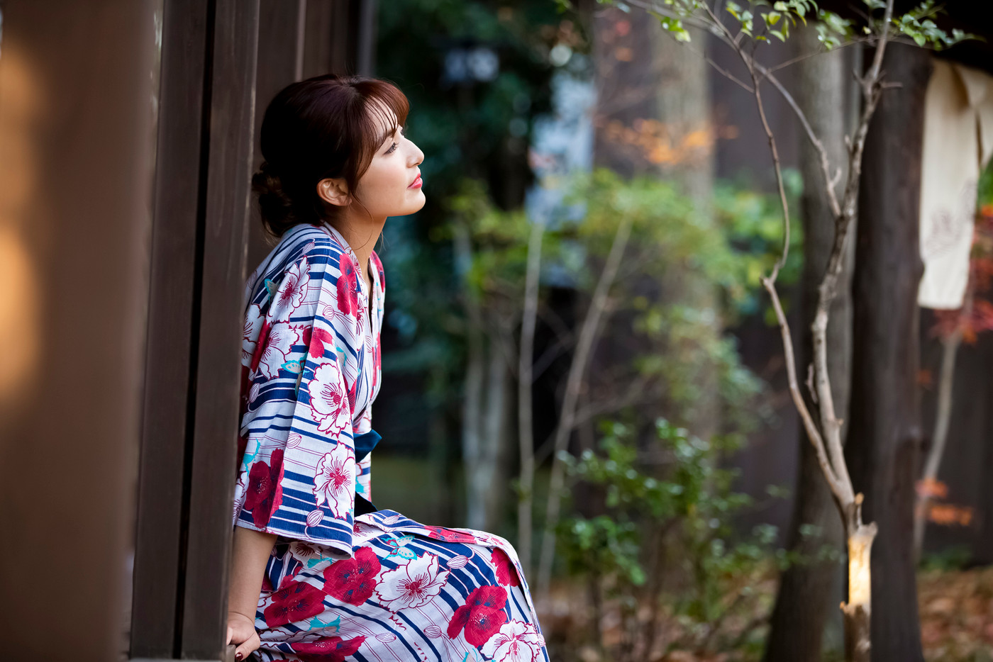 温泉旅行を楽しむ女性