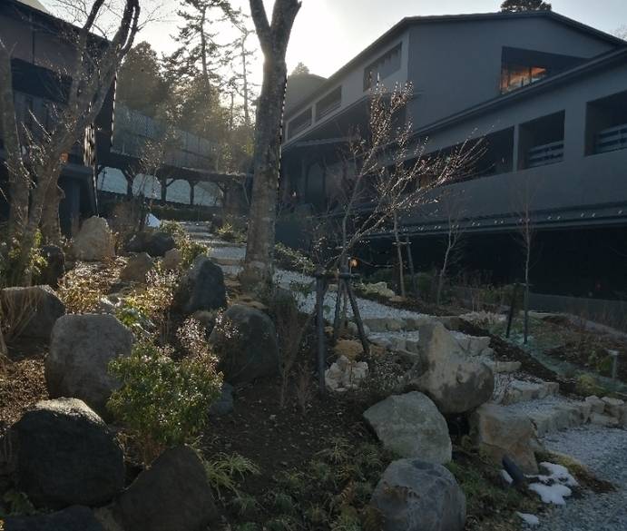 非日常への入り口
森の香りに導かれて / 4