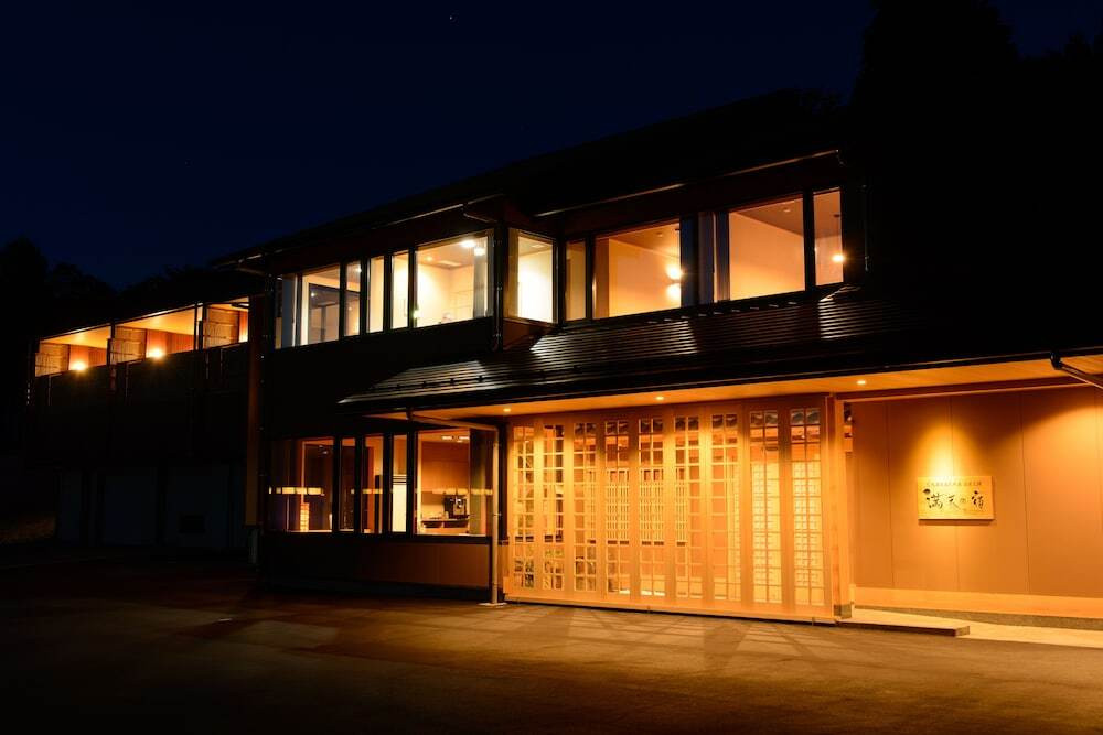 施設の正面 (日没後)