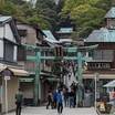 青銅の鳥居のすぐです