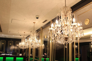 ロビーにはシャンデリアが