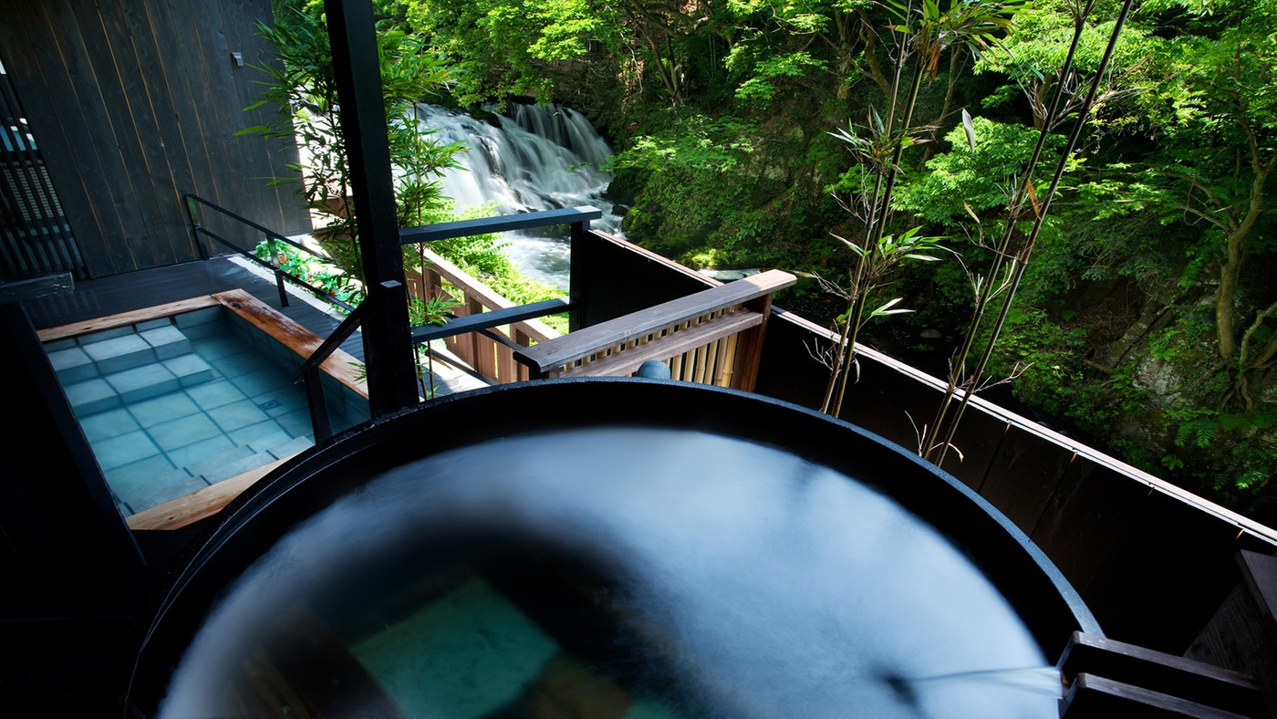 日本酒の麹釜を使った五右衛門風呂。湯めぐりも楽しもう3959234