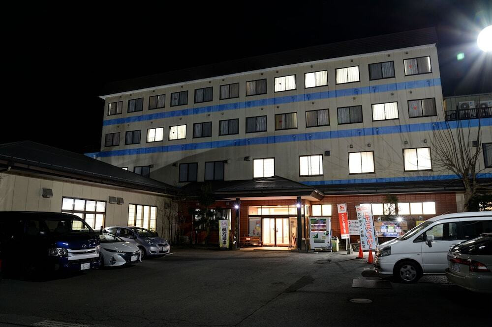 施設の正面 (日没後)