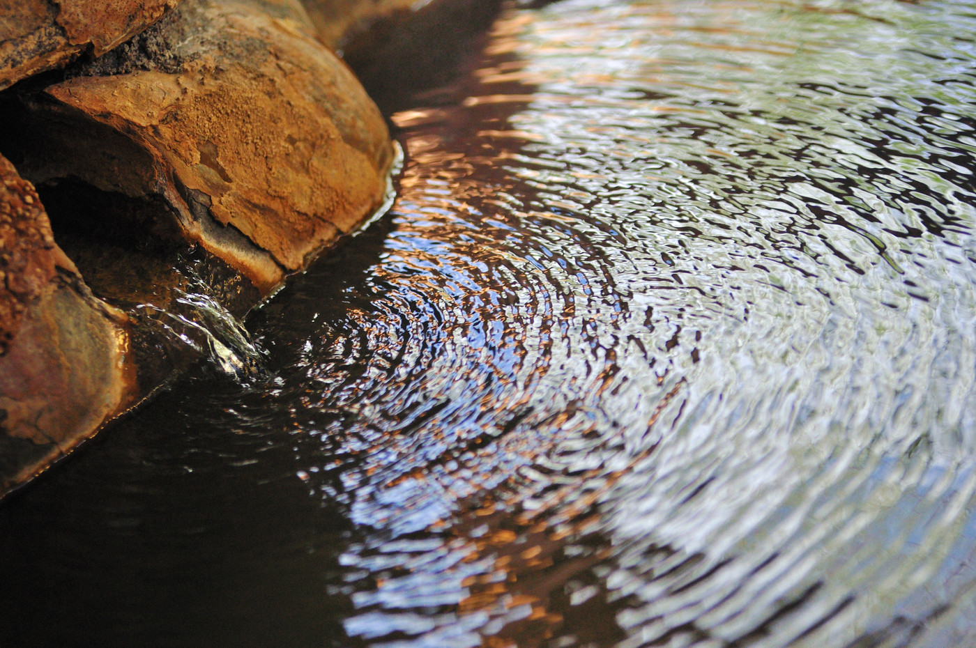 露天風呂、温泉湯口