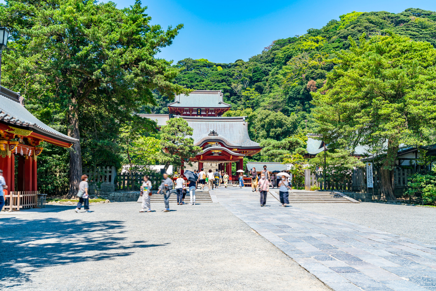 【神奈川県】鎌倉　晴れ渡った鶴岡八幡宮の本宮と舞殿
