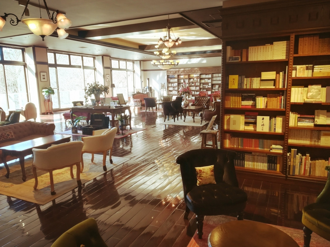 Lounge & Bar①