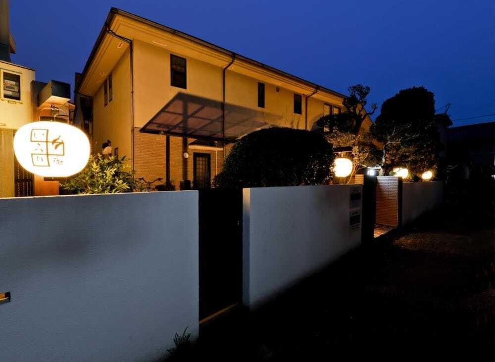 施設の正面 (日没後)