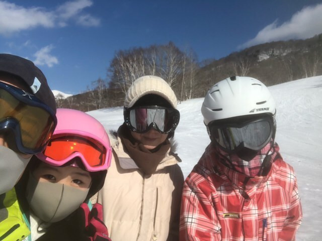 家族はスキーを。この時は私がリモートで会議があり、ホテルからzoomで参加。ホテルのWiFi環境が以前よりも改善され、助かりました。