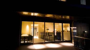 施設の正面 (日没後) / 3