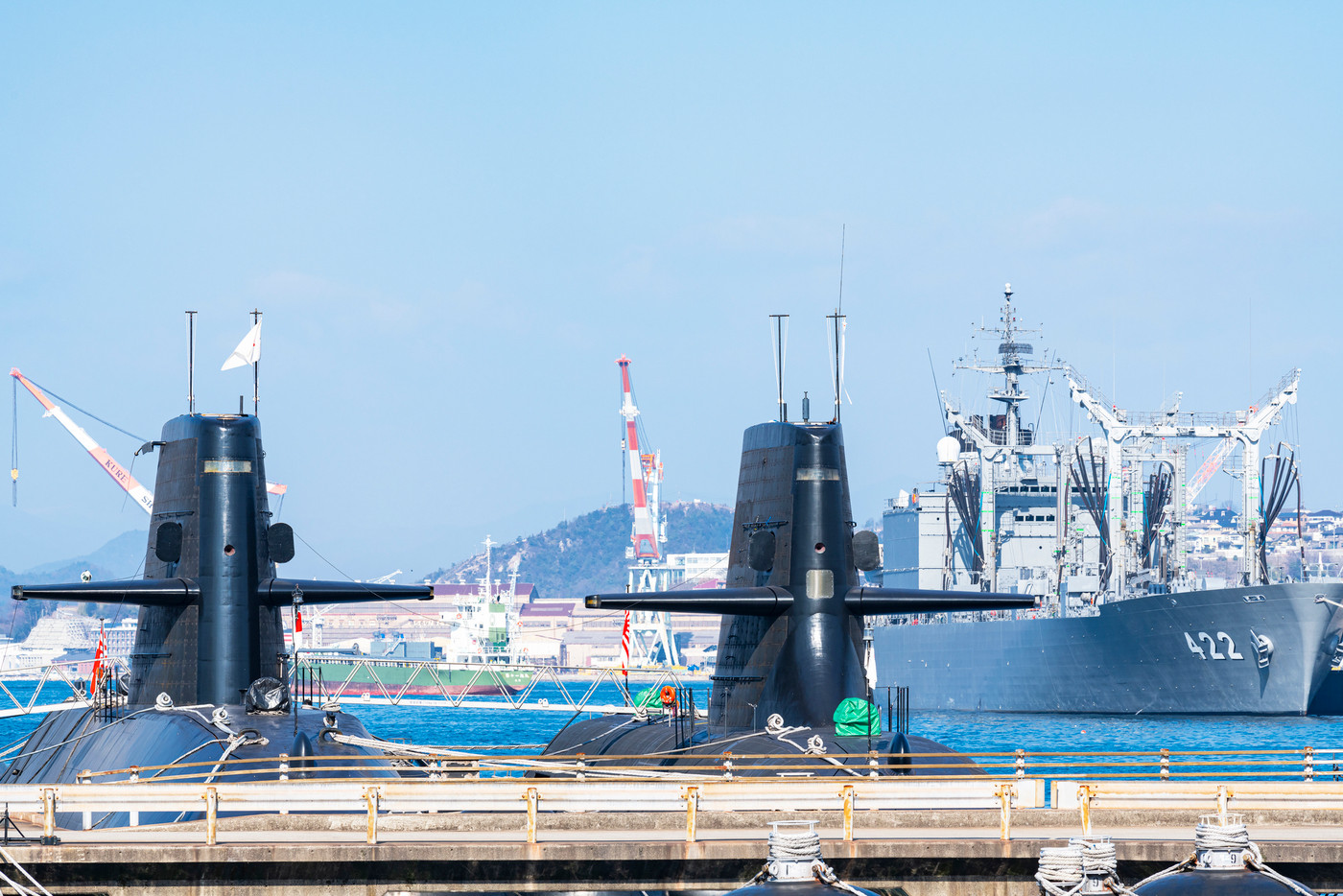 広島県呉市　海上自衛隊呉基地　桟橋に停泊する潜水艦