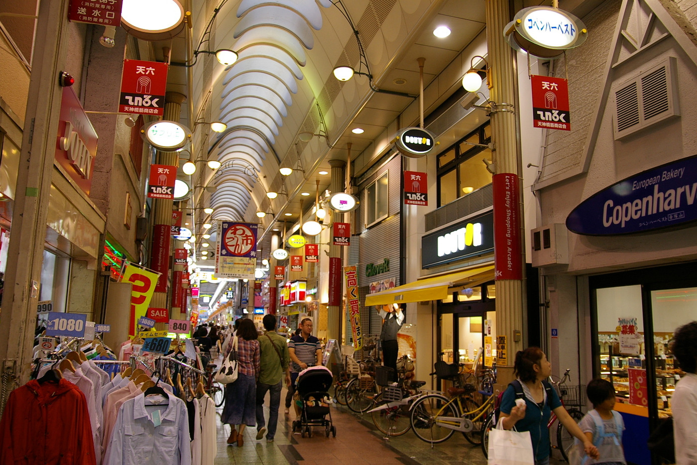 ■約600店舗が軒を連ねる天神橋筋商店街32750