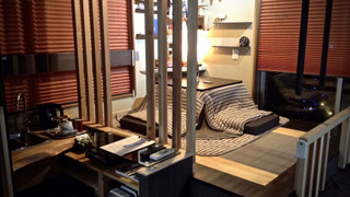 [漆黒の間/Shikkoku-Ma:203号室] スタジオコンフォート: スライド式ダブルベッド/布団 専用バスルーム (シャワーブース/シャワートイレ) 禁煙