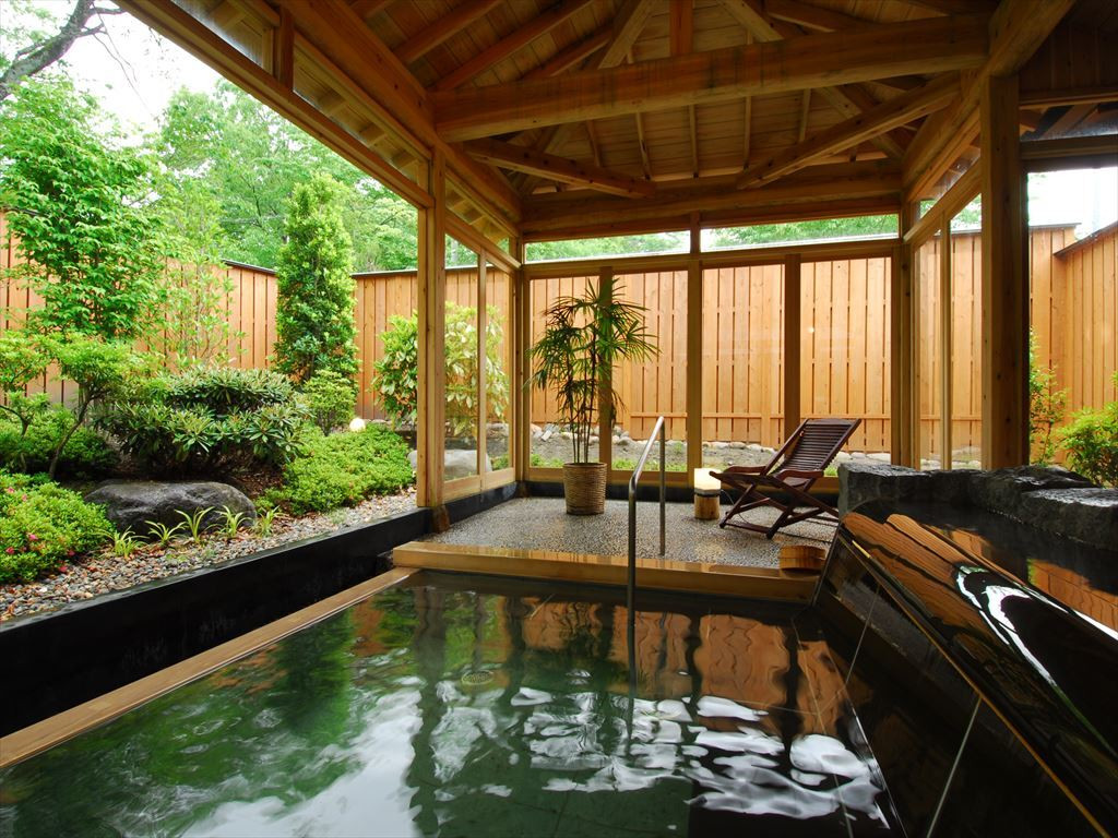 静寂の中、一人寛ぎの時間を過ごす3966494