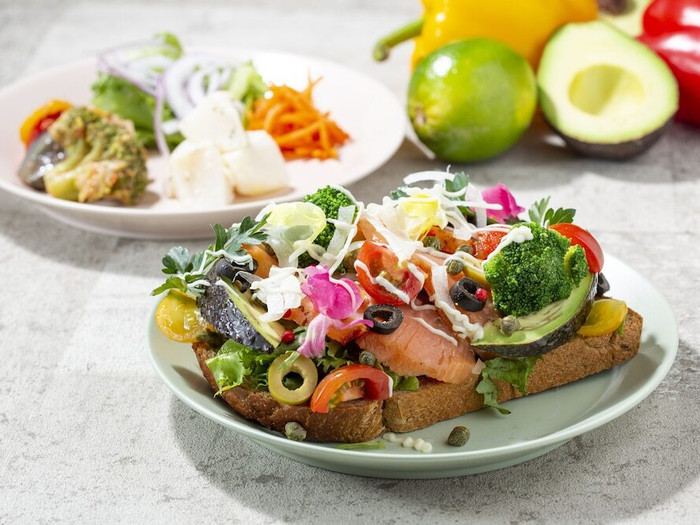 メインディッシュのオープンサンドは野菜たっぷり！色鮮やかな見た目が心をくすぐります♪