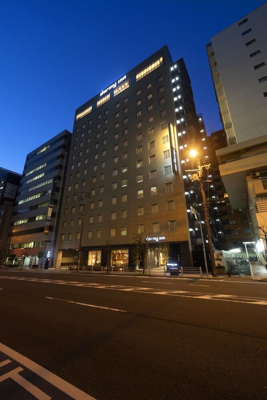 施設の正面 (日没後)