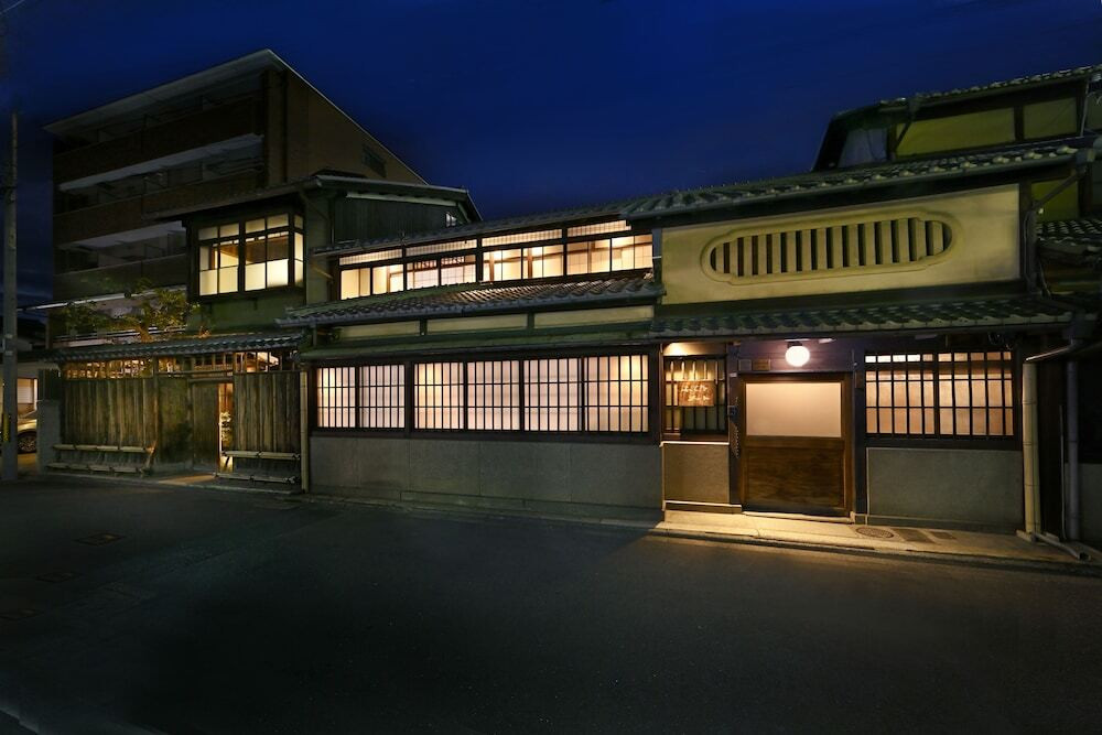 施設の正面 (日没後)